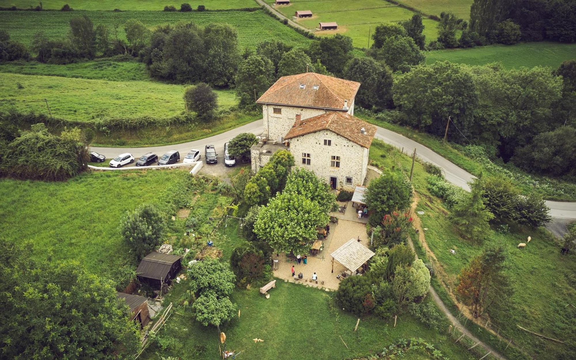 Les Fous Du Village Saint-Esteben Экстерьер фото