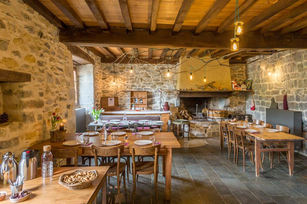 Les Fous Du Village Saint-Esteben Экстерьер фото