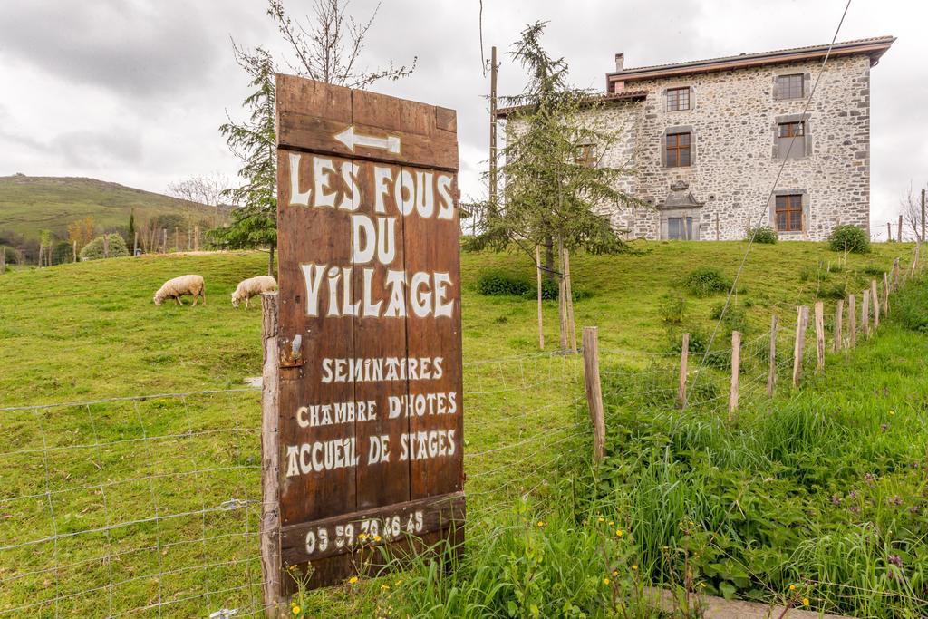 Les Fous Du Village Saint-Esteben Экстерьер фото
