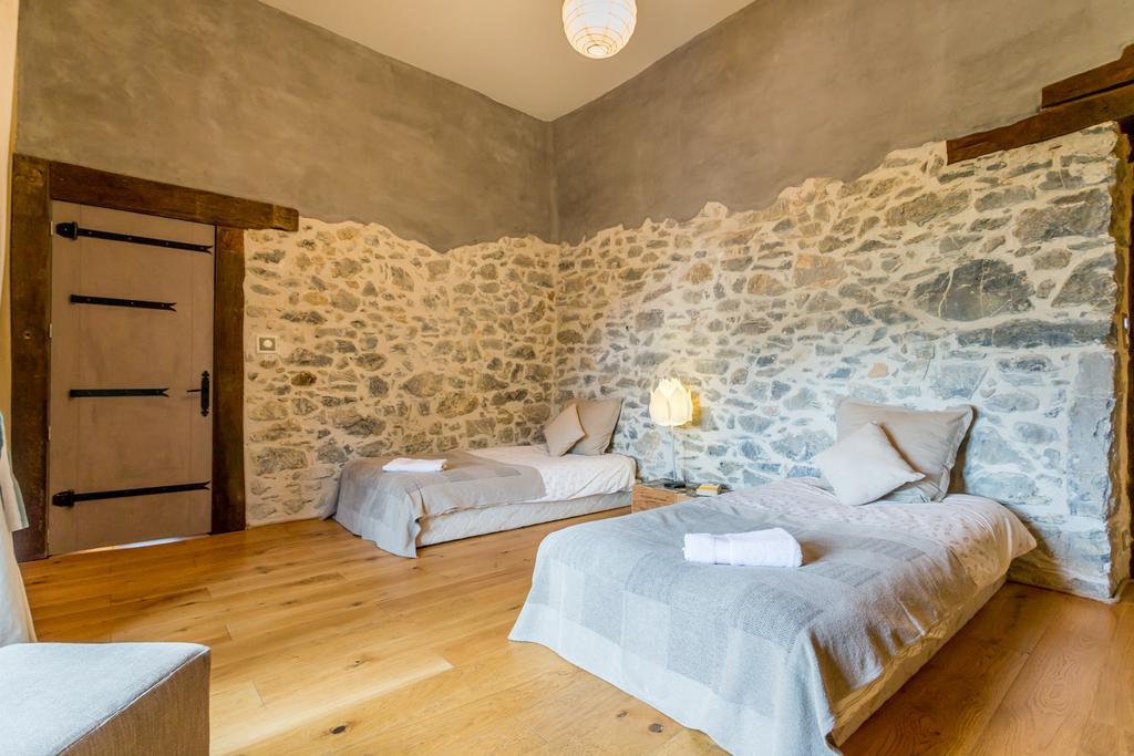 Les Fous Du Village Saint-Esteben Экстерьер фото
