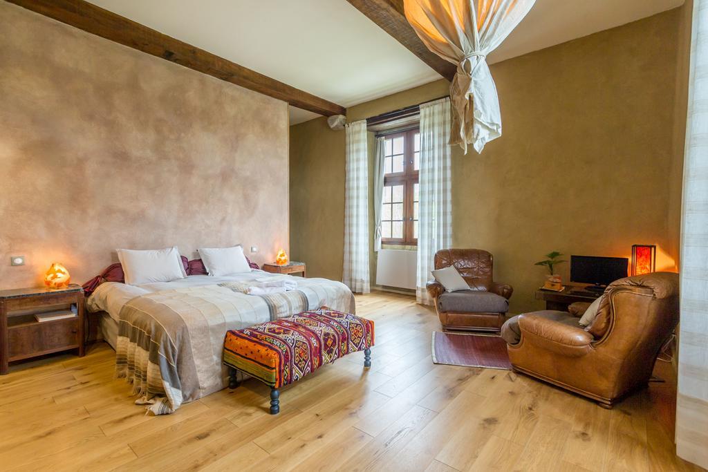 Les Fous Du Village Saint-Esteben Экстерьер фото